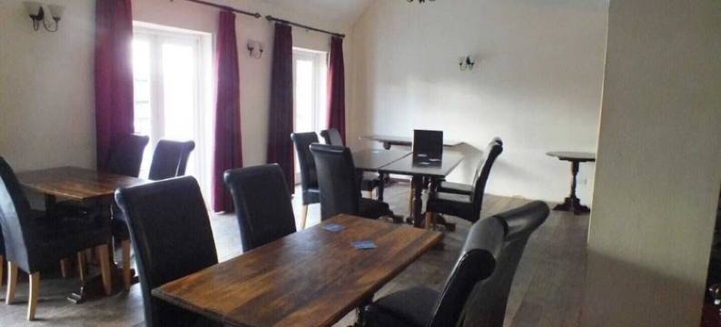 OYO 沃特曼斯阿姆斯赫舍姆酒店(OYO the Watermans Arms Hersham)图片