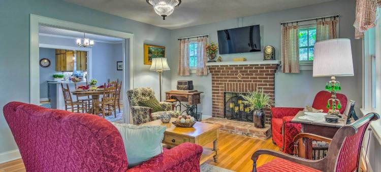 修复的马斯希尔家在1英亩：步行到镇上(Restored Mars Hill Home on 1 Acre Walk to Town!)图片