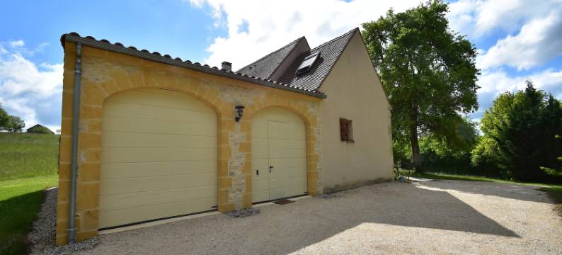 Spacious holiday home with private pool图片