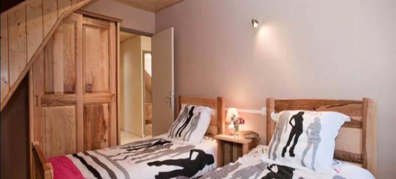 Stone House in France with Shared Pool图片