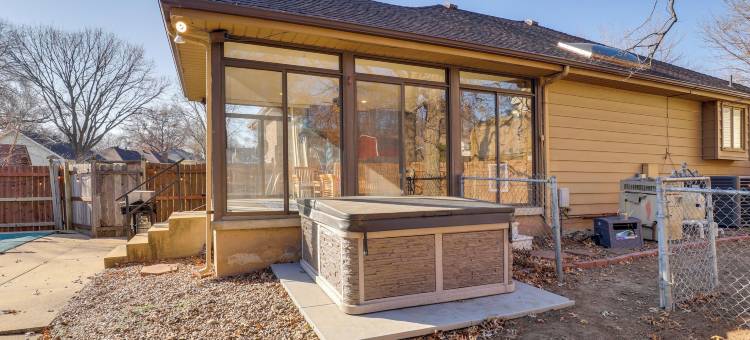 近堪萨斯城的3000平方英尺团体度假屋，带泳池(3,000-sq-ft Group Getaway w/ Pool Near Kansas City)图片