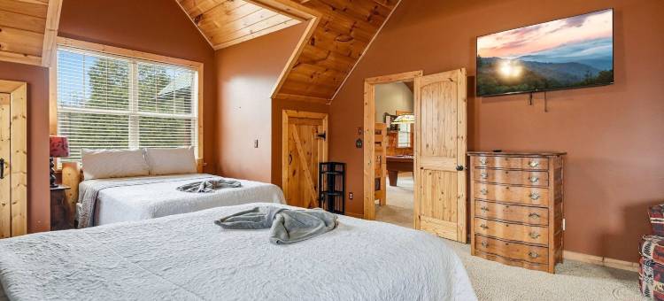 五卧室小木屋，带庭院、办公室、热水浴缸和火坑(5BR Cabin w Yard Office Hot Tub Firepit)图片