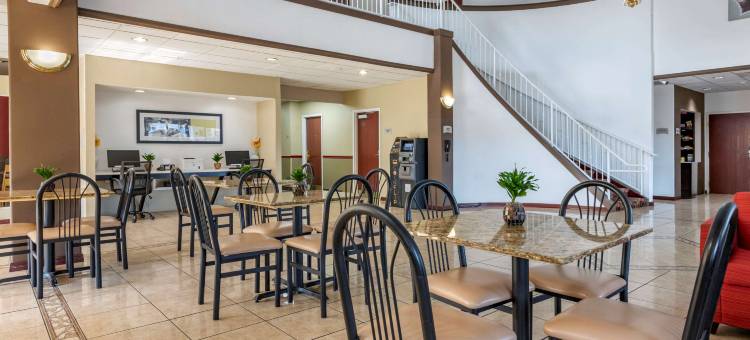 泽弗希尔斯-戴德城凯艺酒店(Quality Inn Zephyrhills-Dade City)图片