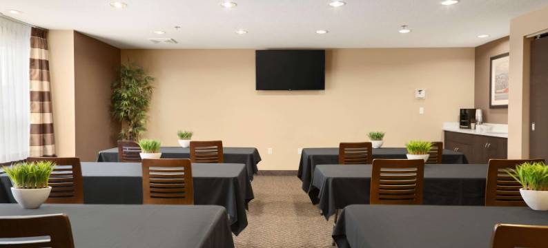 布莱克法尔德-雷德迪尔北麦客达套房酒店(Microtel Inn & Suites by Wyndham Blackfalds Red Deer North)图片