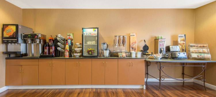 拉顿麦客达套房酒店(Microtel Inn & Suites by Wyndham Raton)图片