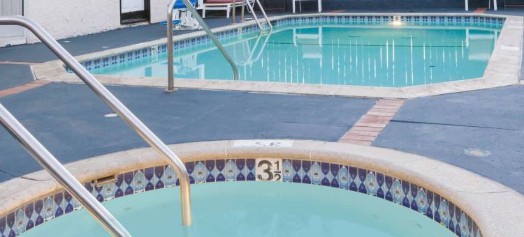 卡斯泰克六旗魔术山戴斯酒店(Days Inn by Wyndham Castaic Six Flags Magic Mountain)图片