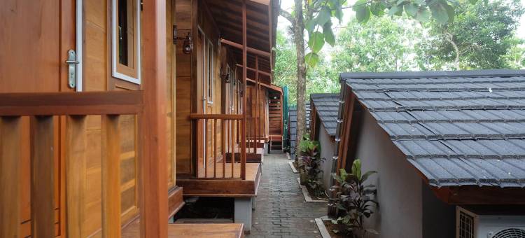 卢库洛科布曼城市景观别墅酒店(Urbanview Villa Lukulo Kebumen by RedDoorz)图片