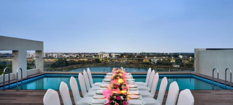 伊多尔-尼帕尼亚温德姆华美达安可酒店(Ramada Encore by Wyndham Indore Nipania)图片