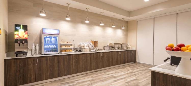 布卢明顿拉昆塔温德姆套房酒店(La Quinta Inn & Suites by Wyndham Bloomington)图片