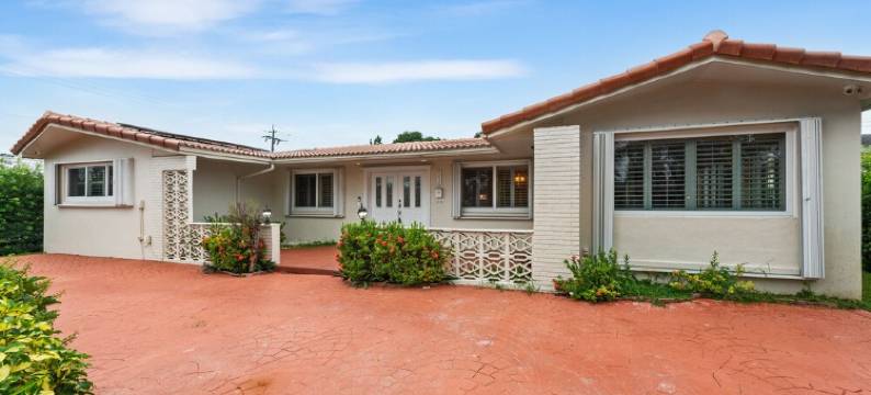 Centrally Located 4BD Oasis w/ Pool & Movie Patio图片