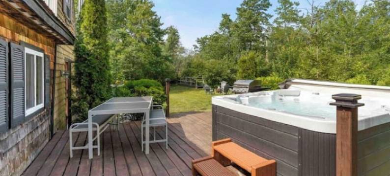 A-Frame Hot tub Retreat - Firepit, Grill, EV & Dog Friendly, Close to N. Conway.图片
