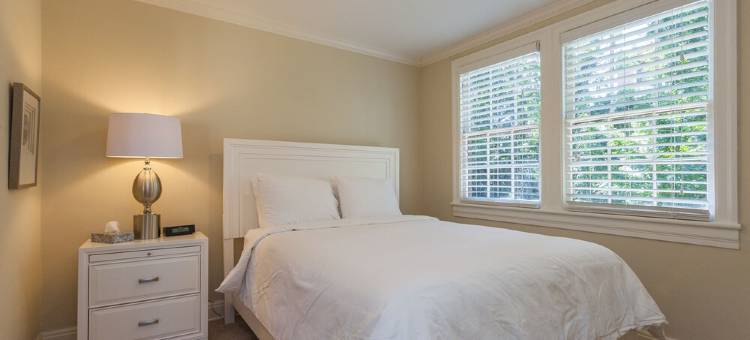 WEST END TUDOR is a dedicated rental, 2 separate WiFi’s, Vibrant Park. Historic.图片