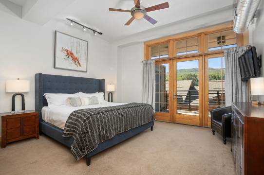 Spacious Luxury Condo with Mountain Views - Chic Urban Retreat