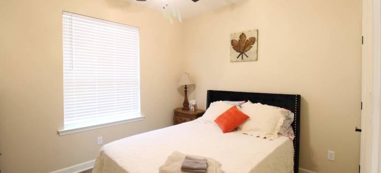 Stainless Appliances and Fenced Yard with Fire Pit - Elegant Modern Haven图片