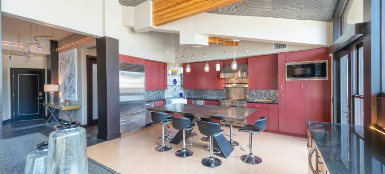 鹿谷步行可达徒步和骑行步道山景带烧烤架阳台顶层公寓(Deer Valley Penthouse, Mountain Views, Balcony with Grill, Walk to Hiking and Biking Trails)图片