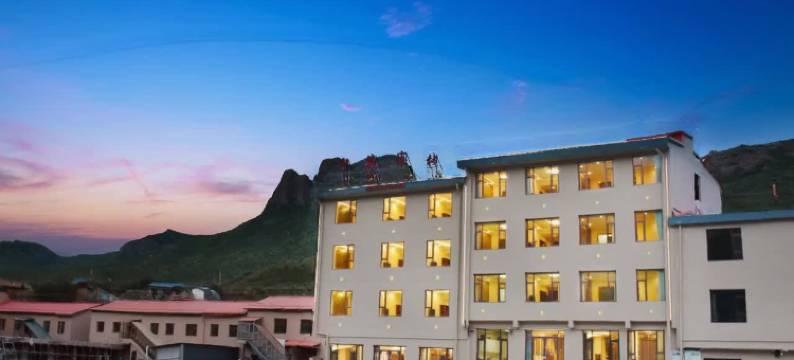 碌曲郎木寺中苑假日宾馆图片