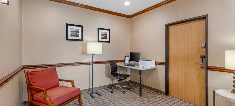 东莫林舒适套房酒店 - 近 I-80(Comfort Inn & Suites East Moline Near I-80)图片