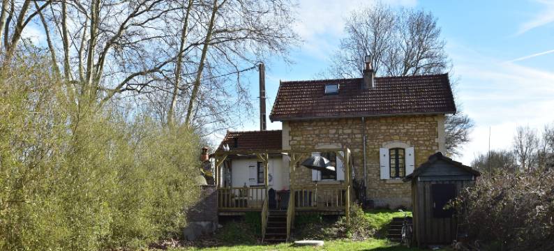 Cottage in France with Garden near Lake图片