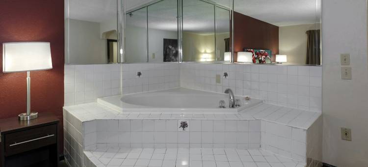 欧佩莱卡红屋顶普拉斯套房旅馆(Red Roof Plus+ & Suites Opelika)图片