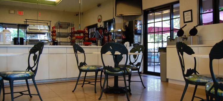 庙台-坦帕北华美达酒店(Ramada by Wyndham Temple Terrace/Tampa North)图片