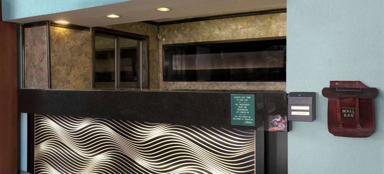 瑙-市中心温德姆速8酒店及会议中心(Super 8 by Wyndham Nau/Downtown Conference Center)图片