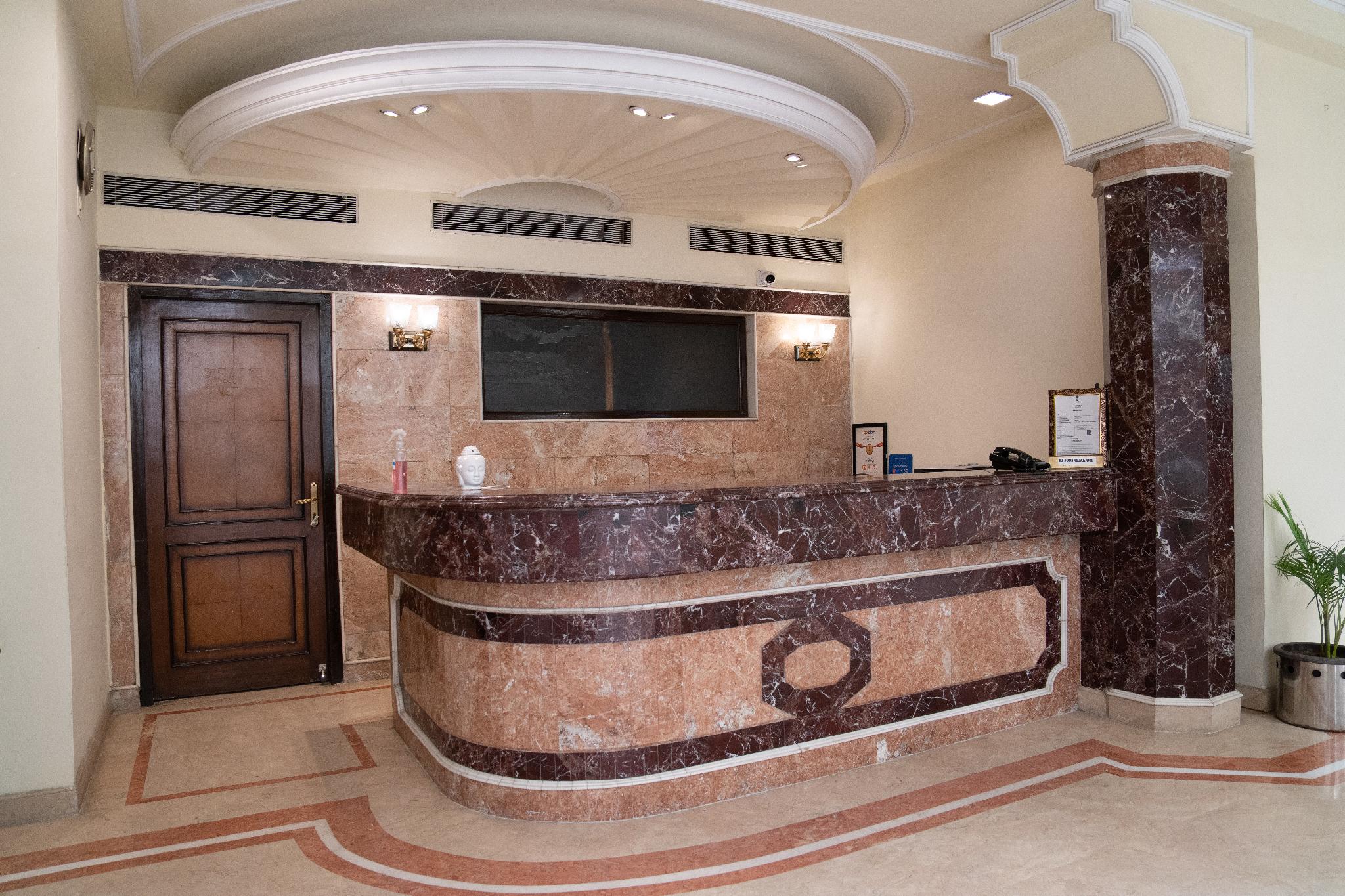 Hotel Arya - Unmarried Couples Are Not Allowed Over view