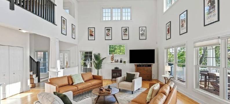 Jockey Lake House: Spacious Retreat With Game Room Near Race Track图片