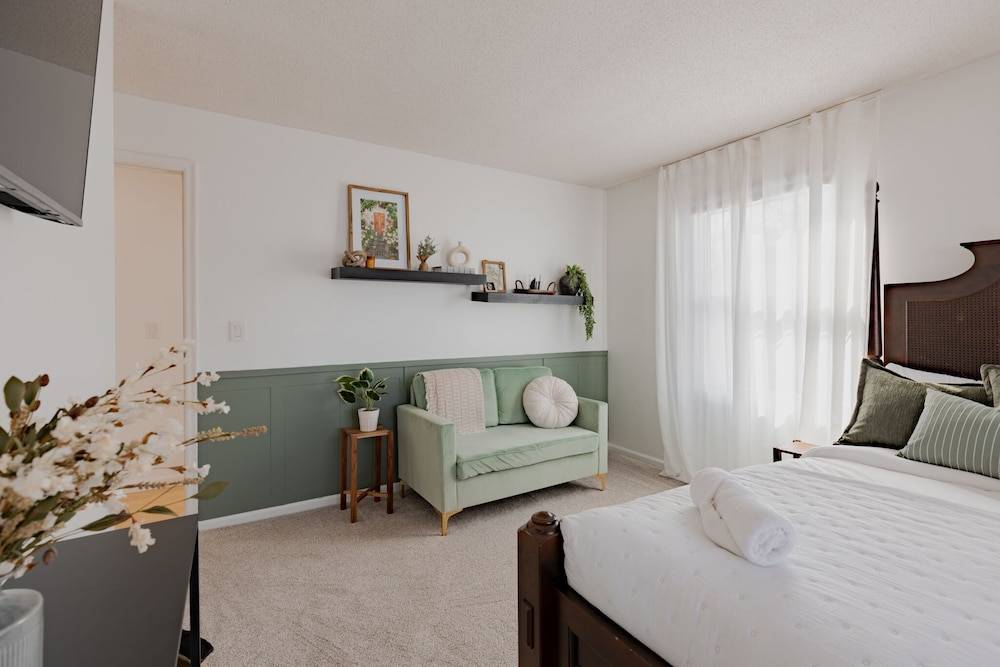 Sweet Retreat W/ 2 King Rooms - Pet & Family Friendly! Fenced in yard