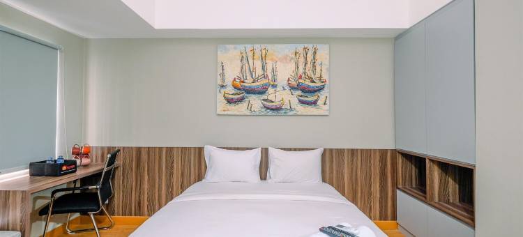 LRT City Jatibening公寓的舒适泳池景开间(Comfortable Pool View Studio Room at LRT City Jatibening Apartment)图片