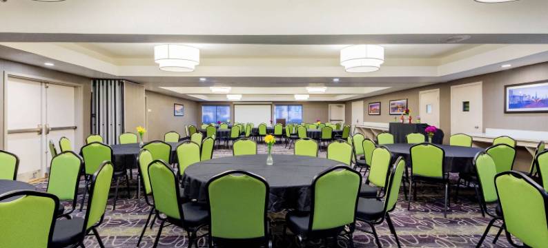 奥克兰海沃德拉昆塔温德姆套房酒店(La Quinta Inn & Suites by Wyndham Oakland - Hayward)图片