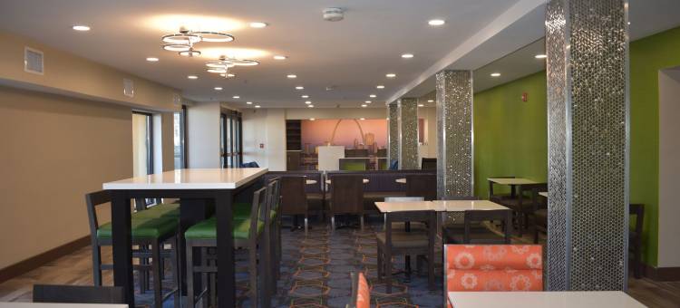 圣路易斯黑兹尔伍德机场北拉昆塔温德姆酒店(La Quinta Inn by Wyndham St. Louis Hazelwood - Airport North)图片