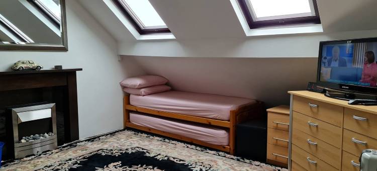 合住房屋内阁楼改造民宿(loft conversion in shared house)图片