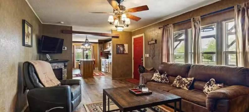 Mountain views, wrap around porch, incredible lawn with fire pit!!图片