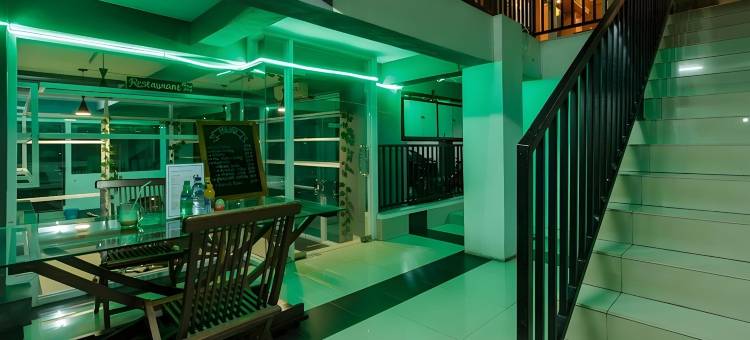 红多兹高级酒店@安佩拉拉雅2号(RedDoorz Premium @ Ampera Raya 2)图片
