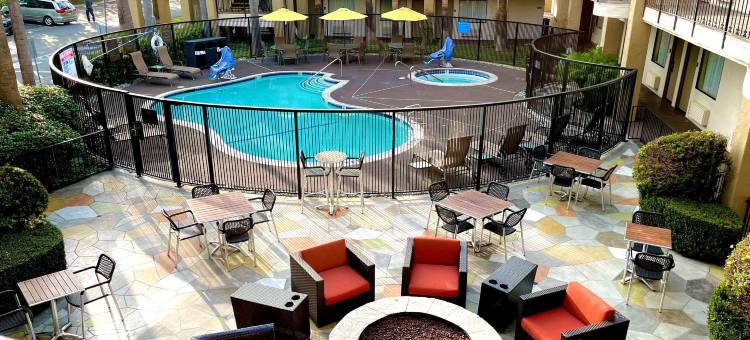 奥兰治县约翰韦恩机场舒适套房酒店(Comfort Inn & Suites Orange County John Wayne Airport)图片