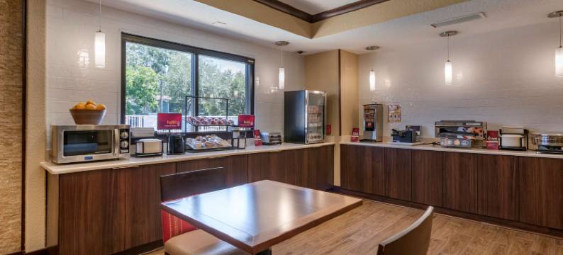 贝斯特韦斯特优质酒店奥兰多东 - 中弗罗里达大学地区(Best Western Plus Orlando East- UCF Area)图片