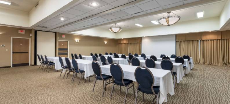 布莱克里弗福尔斯I-94舒适套房酒店(Comfort Inn & Suites Black River Falls I-94)图片