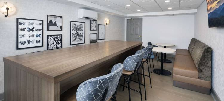 由雷迪森管理的 Country Inn & Suites 阿什维尔市中心隧道路(Country Inn & Suites by Radisson Asheville Downtown Tunnel Road)图片