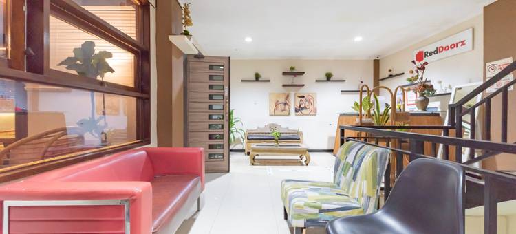 博塔尼广场购物中心红门旅馆(RedDoorz Near Botani Square Mall)图片