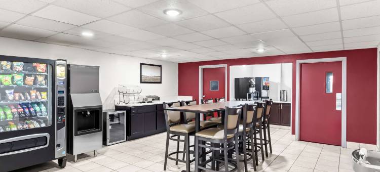 彭顿海滩红狮套房酒店(Red Lion Inn & Suites Pontoon Beach)图片