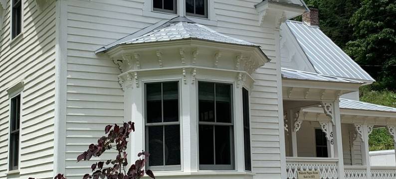 1878 Victorian Farmhouse Near Asheville on 80 Acres图片