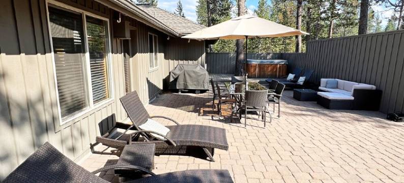 NEW LISTING! UPDATED 3 SUITES & AC! HOT-TUB, SHARC, FORT ROCK, BIKES, DOG OK.图片