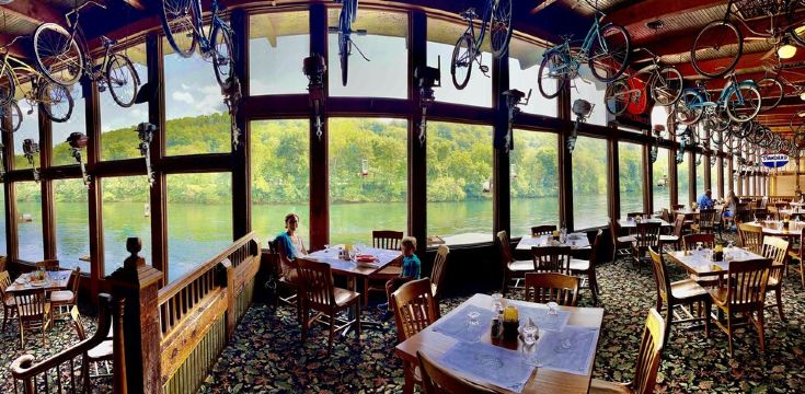 Cozy lake cottage close to everything Bull Shoals has to offer!Hotel Overview