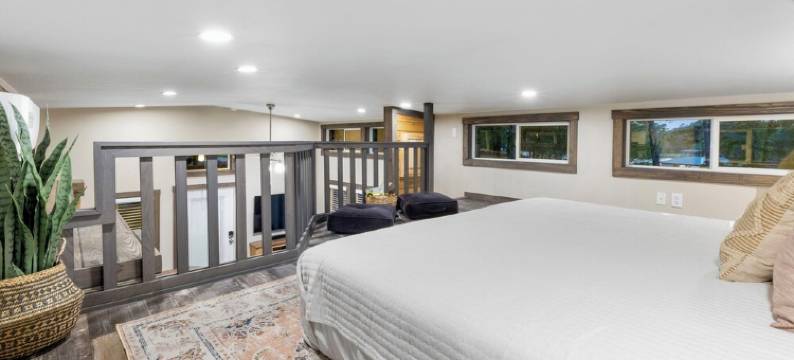 Luxury Tiny Home with private sand beach lake access and Hot Tub图片