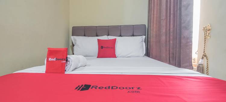 红多兹Plus酒店-近沙姆斯丁努尔机场3号(RedDoorz Plus Near Syamsudin Noor Airport 3)图片