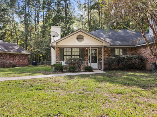 Cozy Getaway with Pool and Gym Access - Charming Retreat