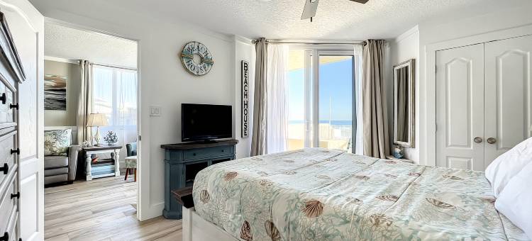 Poolside Access and Ocean Views - Charming Coastal Escape图片
