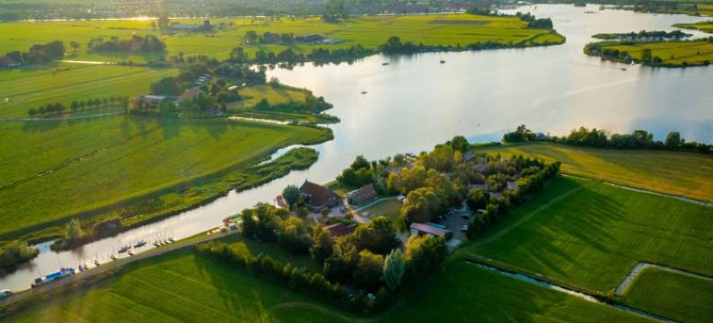 Swarm - 弗里斯兰的3个连在一起的水舍(Swarm - 3 Waterlodges Naast Elkaar in Friesland)图片