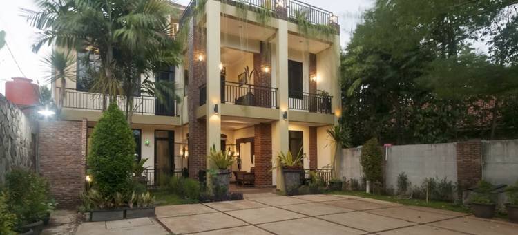 红多兹伊斯兰Plus酒店-近希布布尔特朗斯公寓(RedDoorz Syariah Plus Near Trans Studio Cibubur)图片