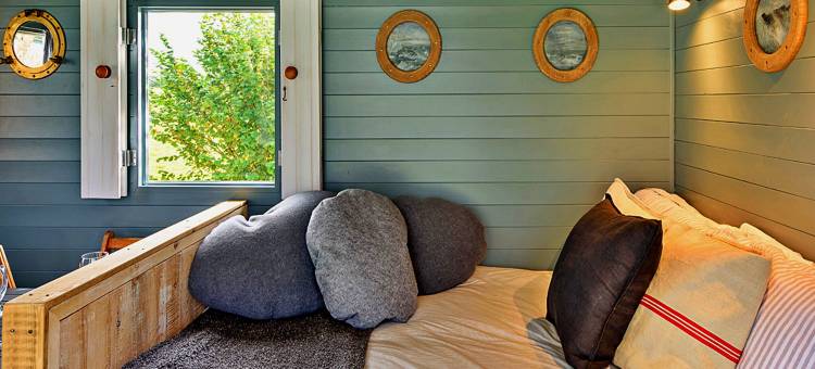 Shepherd's Hut on Llŷn Peninsula by Private Lake图片
